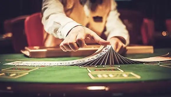 Live baccarat table on yyy777 with dealer and card shoe visible on screen